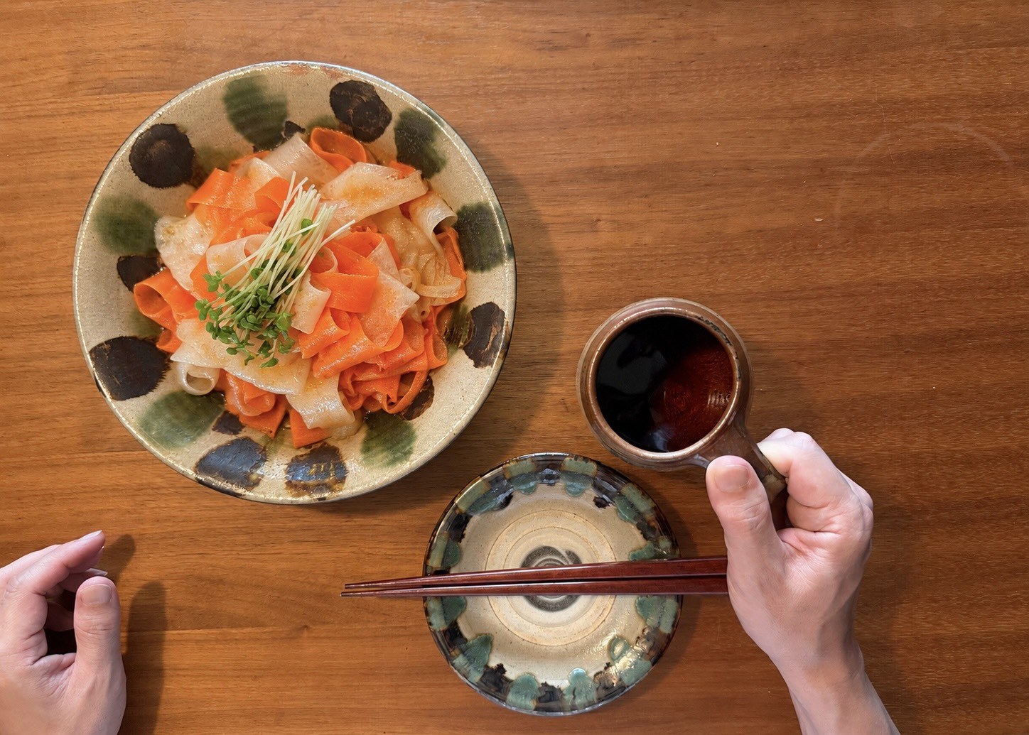 ベンリナーで薄切りにした野菜を盛りつけた食卓
