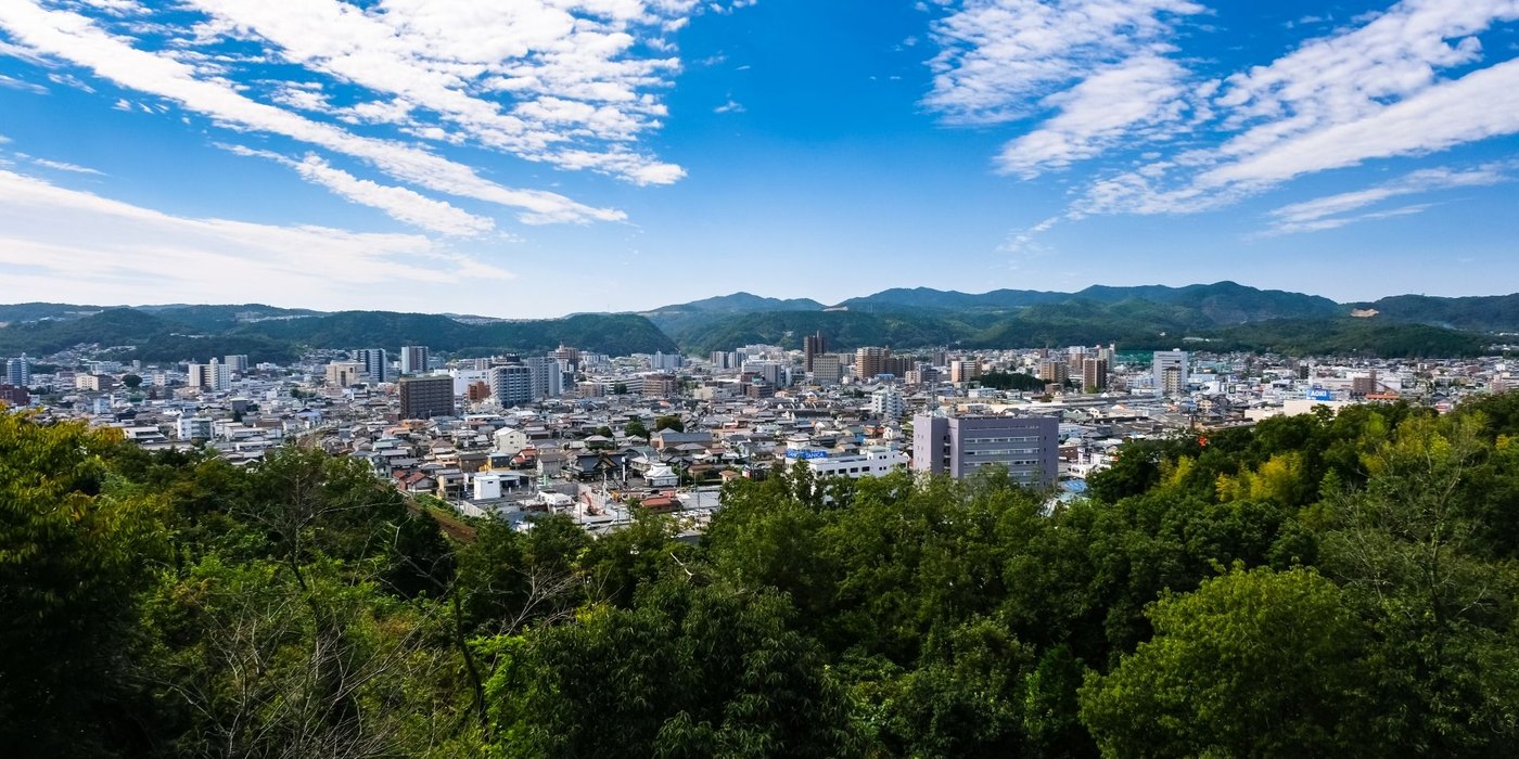虎渓公園から望む多治見の街並み。山々に囲まれたこの地域で、美濃焼は約1,400年
