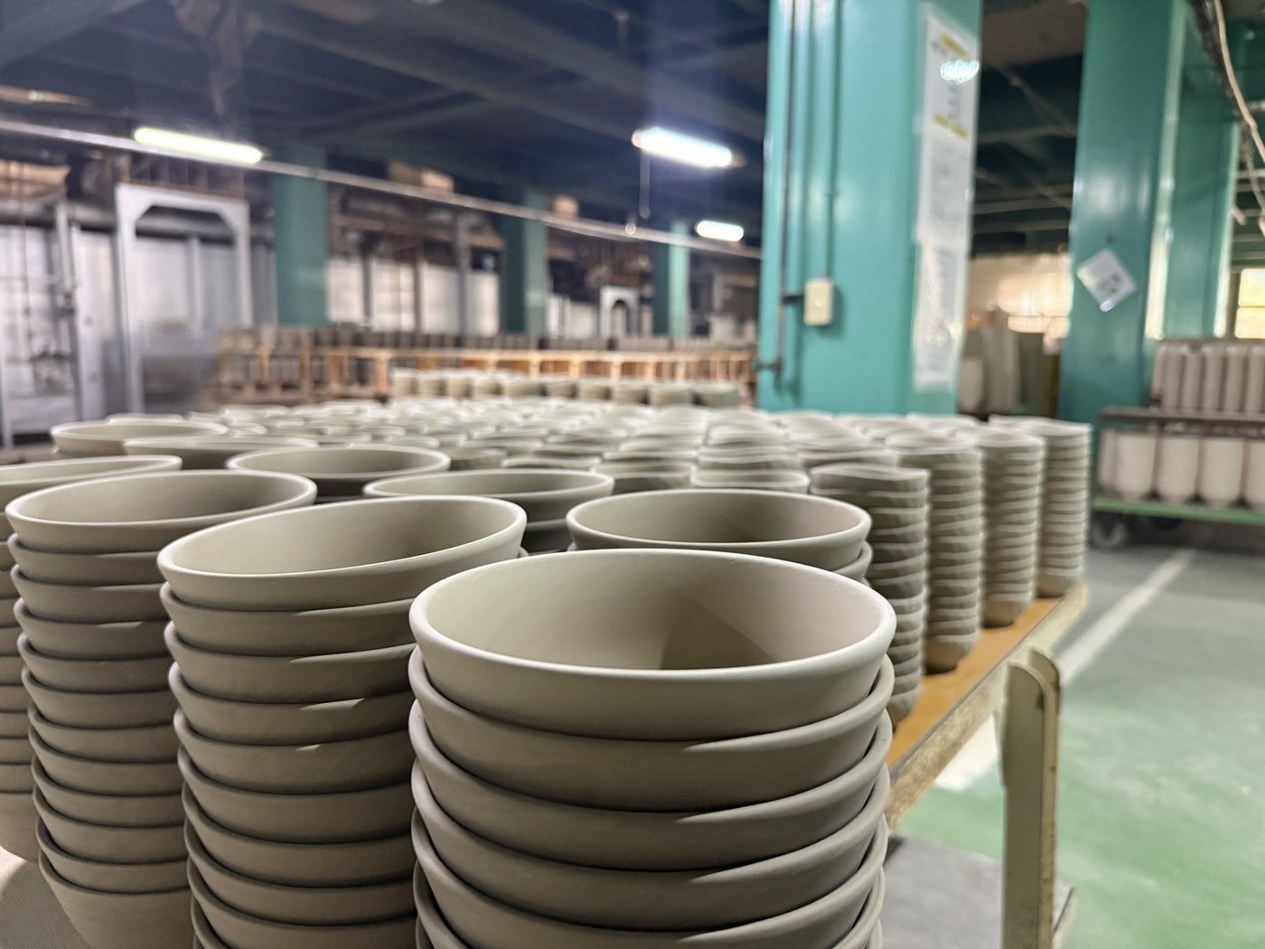 成形を終え、次の工程を待つ器たち