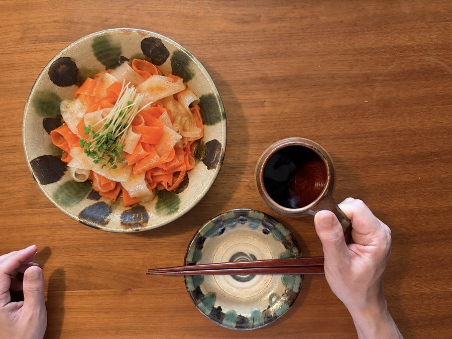 ベンリナーで薄切りにした野菜を盛りつけた食卓